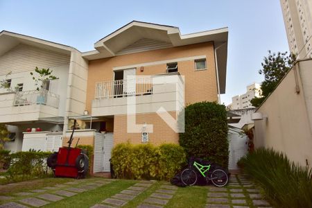Casa de condomínio à venda com 241m², 4 quartos e 3 vagasFachada