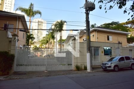 Casa de condomínio à venda com 241m², 4 quartos e 3 vagasFachada e portaria