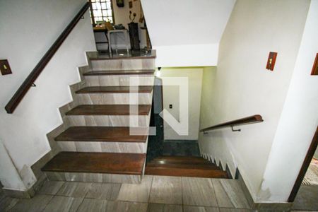 Casa à venda com 600m², 5 quartos e 5 vagasEscada 