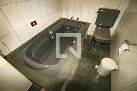 Casa à venda com 600m², 5 quartos e 5 vagasbanheiro da suite 2 