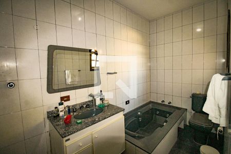 Casa à venda com 600m², 5 quartos e 5 vagasbanheiro da suite 2 