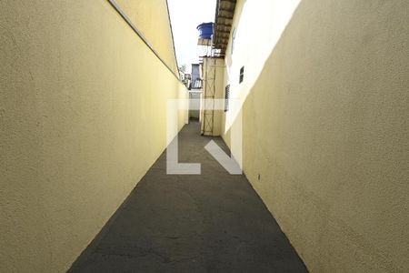 Corredor de acesso  de casa para alugar com 3 quartos, 60m² em Jardim Maria Inês, Aparecida de Goiânia