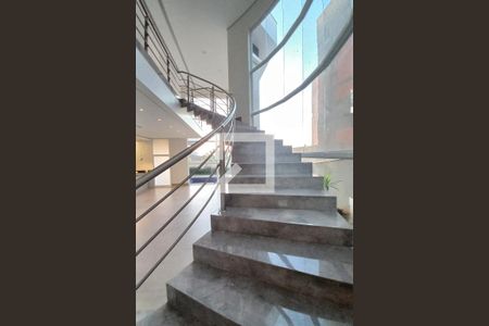 Casa de condomínio à venda com 390m², 3 quartos e 4 vagasEscada 