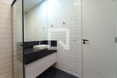 Casa de condomínio à venda com 390m², 3 quartos e 4 vagasBanheiro da Suíte 2