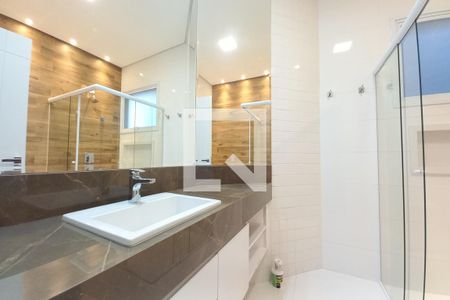 Casa de condomínio à venda com 390m², 3 quartos e 4 vagasBanheiro da Suíte 1