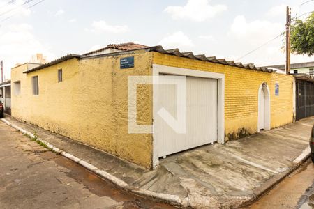 Casa à venda com 138m², 2 quartos e 2 vagas Casa à venda com 138m², 2 quartos e 2 vagasFachada