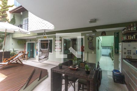 Casa à venda com 278m², 3 quartos e 4 vagas Casa à venda com 278m², 3 quartos e 4 vagasQuintal