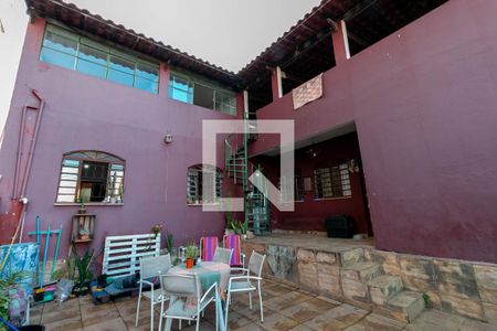 Casa à venda com 360m², 3 quartos e 1 vaga Casa à venda com 360m², 3 quartos e 1 vagaVaranda