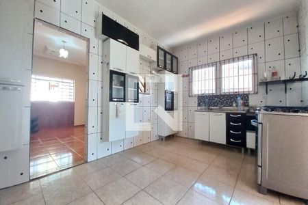 Casa para alugar com 300m², 5 quartos e 3 vagasCozinha 