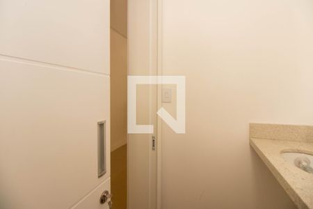 Banheiro de casa de condomínio à venda com 3 quartos, 238m² em Morro Santana, Porto Alegre