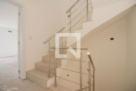 Casa de condomínio à venda com 256m², 3 quartos e 2 vagas Casa de condomínio à venda com 256m², 3 quartos e 2 vagasEscada