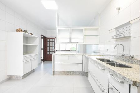 Casa para alugar com 400m², 4 quartos e 6 vagasCozinha 