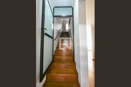 Casa para alugar com 400m², 4 quartos e 6 vagasEscada