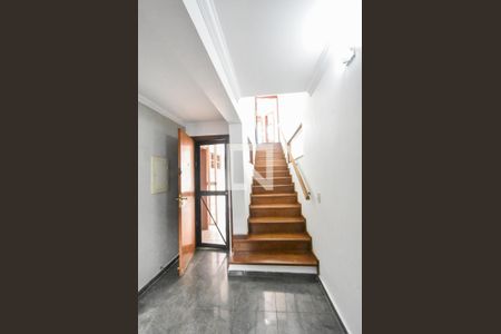 Casa para alugar com 400m², 4 quartos e 6 vagasEscada