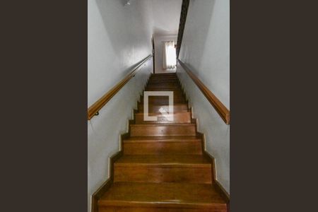 Casa para alugar com 400m², 4 quartos e 6 vagasEscada
