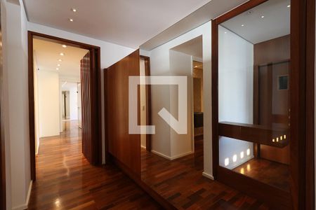 Apartamento à venda com 225m², 3 quartos e 2 vagas Apartamento à venda com 225m², 3 quartos e 2 vagasCorredor dos Quartos - Armários