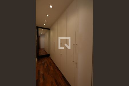 Apartamento à venda com 225m², 3 quartos e 2 vagas Apartamento à venda com 225m², 3 quartos e 2 vagasCorredor Quartos - Closet