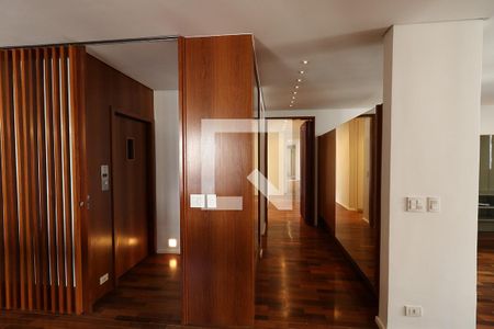 Apartamento à venda com 225m², 3 quartos e 2 vagas Apartamento à venda com 225m², 3 quartos e 2 vagasCorredor dos Quartos - Armários