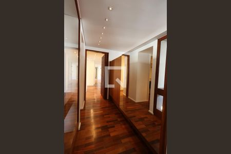 Apartamento à venda com 225m², 3 quartos e 2 vagas Apartamento à venda com 225m², 3 quartos e 2 vagasCorredor dos Quartos - Armários