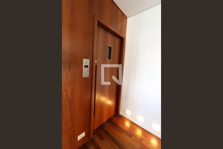 Apartamento à venda com 225m², 3 quartos e 2 vagas Apartamento à venda com 225m², 3 quartos e 2 vagasHall de Entrada - Elevador Privativo