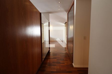 Apartamento à venda com 225m², 3 quartos e 2 vagas Apartamento à venda com 225m², 3 quartos e 2 vagasCorredor dos Quartos - Armários