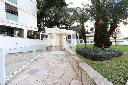 Apartamento à venda com 225m², 3 quartos e 2 vagas Apartamento à venda com 225m², 3 quartos e 2 vagasÁrea Comum - Rampa de Acesso