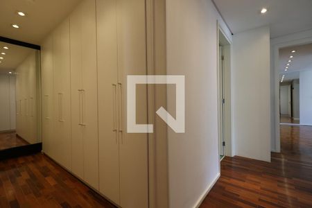 Apartamento à venda com 225m², 3 quartos e 2 vagas Apartamento à venda com 225m², 3 quartos e 2 vagasCorredor Quartos - Closet