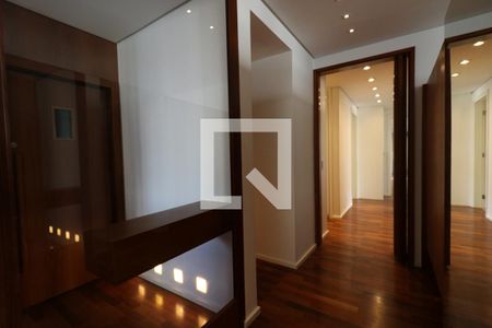 Apartamento à venda com 225m², 3 quartos e 2 vagas Apartamento à venda com 225m², 3 quartos e 2 vagasCorredor dos Quartos - Armários