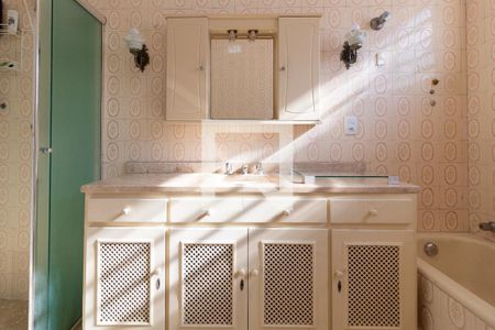 Casa à venda com 220m², 4 quartos e 4 vagasBanheiro