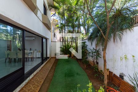 Casa à venda com 220m², 4 quartos e 4 vagasQuintal