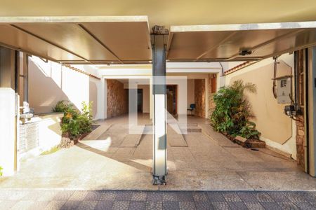 Casa à venda com 415m², 4 quartos e 4 vagas Casa à venda com 415m², 4 quartos e 4 vagasFachada