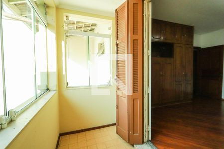 Casa à venda com 415m², 4 quartos e 4 vagas Casa à venda com 415m², 4 quartos e 4 vagasVaranda