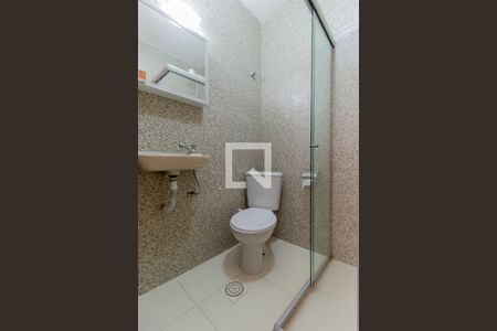 Banheiro de kitnet/studio para alugar com 1 quarto, 28m² em Centro, Rio de Janeiro