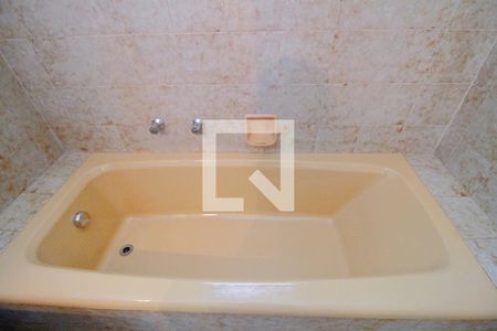 Casa à venda com 440m², 4 quartos e 3 vagasBanheiro da Suíte 2