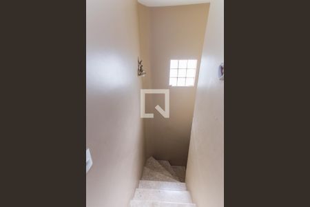 Casa à venda com 125m², 3 quartos e 2 vagas Casa à venda com 125m², 3 quartos e 2 vagasEscada