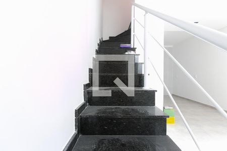 Escada  de casa de condomínio para alugar com 2 quartos, 63m² em Itaquera, São Paulo
