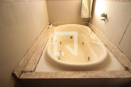 Casa à venda com 1300m², 4 quartos e 10 vagas Casa à venda com 1300m², 4 quartos e 10 vagasBanheiro da Suíte