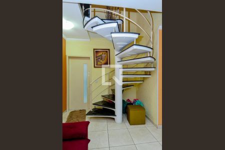 Escada Sala/Quartos  de casa à venda com 3 quartos, 200m² em Picanço, Guarulhos