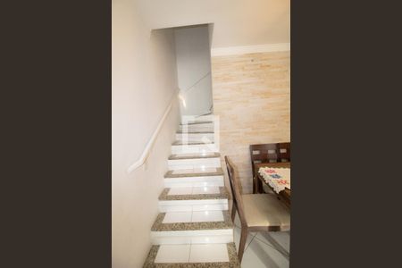 Casa à venda com 80m², 2 quartos e 2 vagas Casa à venda com 80m², 2 quartos e 2 vagasEscada