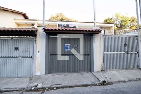 Casa à venda com 80m², 2 quartos e 2 vagas Casa à venda com 80m², 2 quartos e 2 vagasEntrada