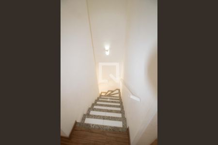 Casa à venda com 80m², 2 quartos e 2 vagas Casa à venda com 80m², 2 quartos e 2 vagasEscada