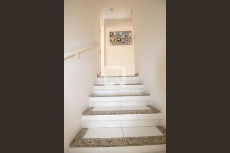 Casa à venda com 80m², 2 quartos e 2 vagas Casa à venda com 80m², 2 quartos e 2 vagasEscada