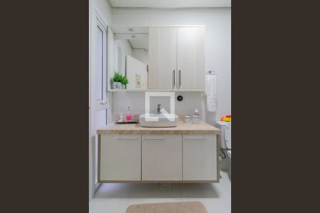 Casa de condomínio para alugar com 230m², 3 quartos e 2 vagasBanheiro do Quarto 1