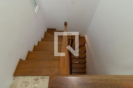 Casa de condomínio para alugar com 230m², 3 quartos e 2 vagasEscada