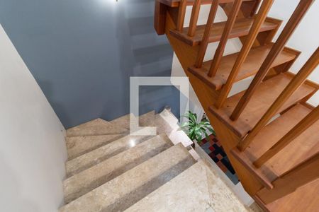 Casa de condomínio para alugar com 230m², 3 quartos e 2 vagasEscada