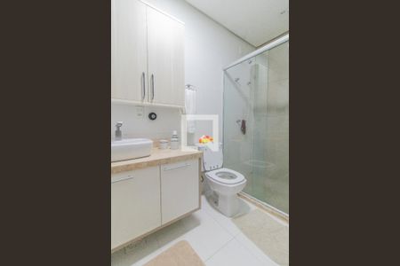 Casa de condomínio para alugar com 230m², 3 quartos e 2 vagasBanheiro do Quarto 1