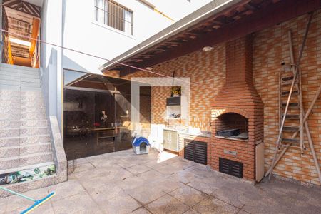 Casa à venda com 300m², 4 quartos e 9 vagas Casa à venda com 300m², 4 quartos e 9 vagasQuintal