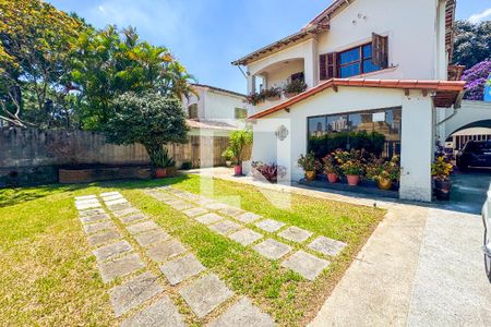 Casa à venda com 320m², 6 quartos e 7 vagasFachada