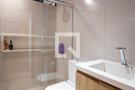 Banheiro suíte 1 de casa de condomínio à venda com 3 quartos, 300m² em Ville de Montagne, Nova Lima