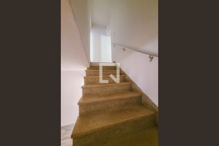 Casa à venda com 300m², 4 quartos e 3 vagas Casa à venda com 300m², 4 quartos e 3 vagasEscada